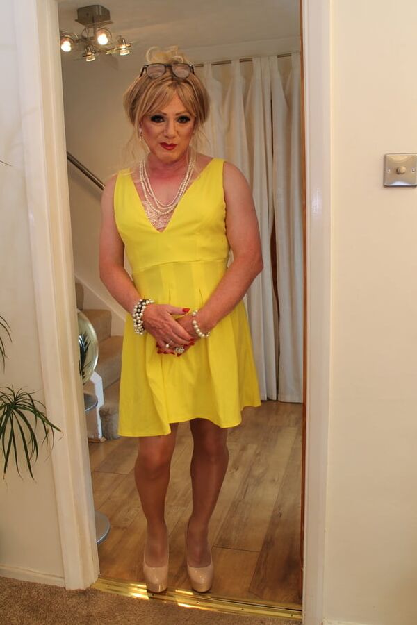 Gallery - Short yellow pleated dress