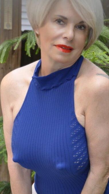 Mature ladies braless cleavage pokies