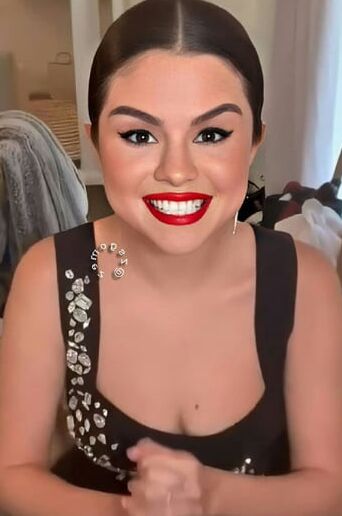 SELENA GOMEZ ... LOOK AT THIS HOT FUCK !!!