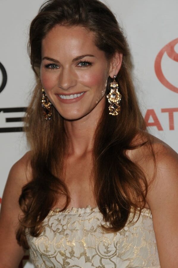 Kelly Overton sexy