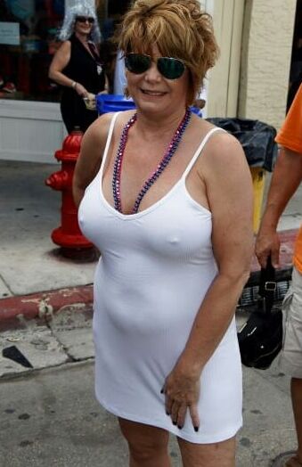 Mature ladies braless cleavage pokies