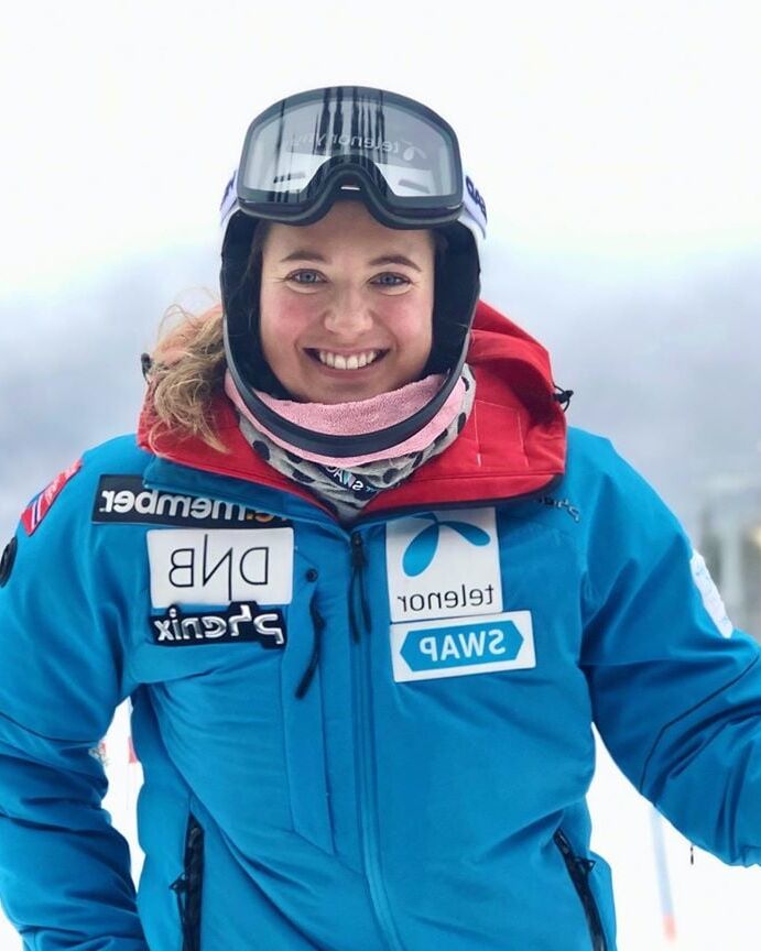 Skiing Girls