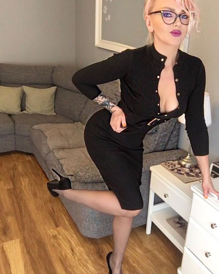 MILF missing hardcore ass destroying (upskirt, nylons)