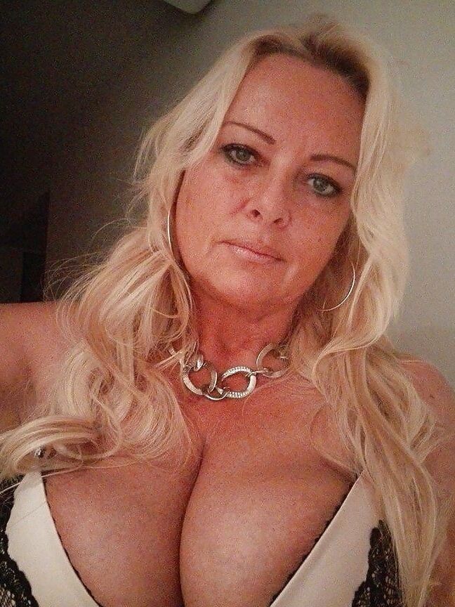 Mature ladies braless cleavage pokies