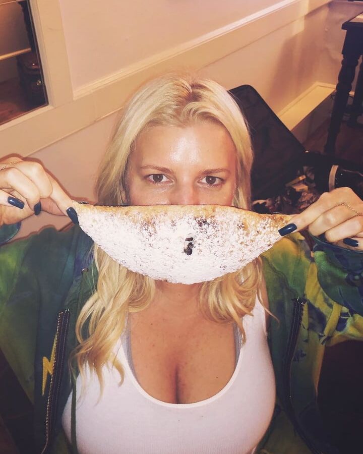 Celeb wanking slut Jessica Simpson...such a spermtarget