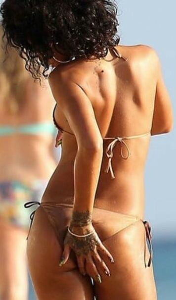 Jerkoff over Thick Rihanna whore