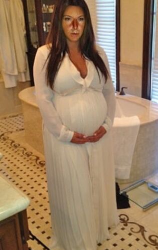 Sexy Pregnant Celebrity Model Marisa Kardashian
