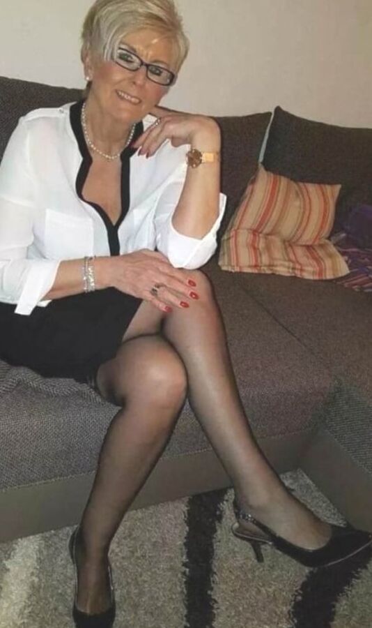 Mature in Pantyhoe, Nylons, Stockings, Naylon Corap