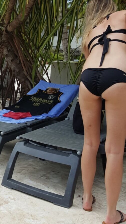 blonde nice ass in the swimming pool