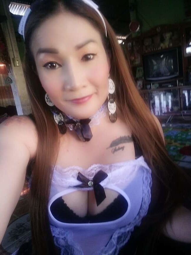 Menghisap susu ibu yang besar