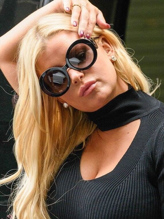 Celeb wanking slut Jessica Simpson...such a spermtarget