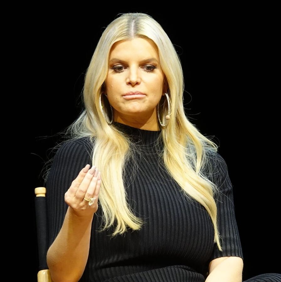Celeb wanking slut Jessica Simpson...such a spermtarget