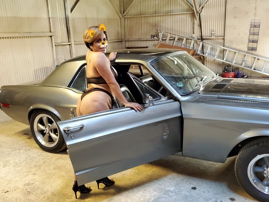 Mi esposa modelando en mustang