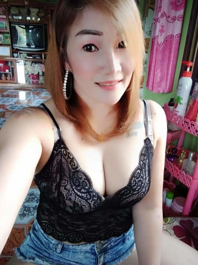 Menghisap susu ibu yang besar