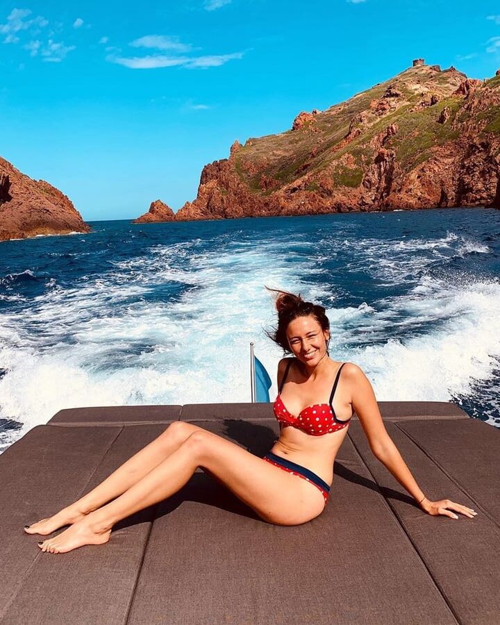 miss france pieds nues