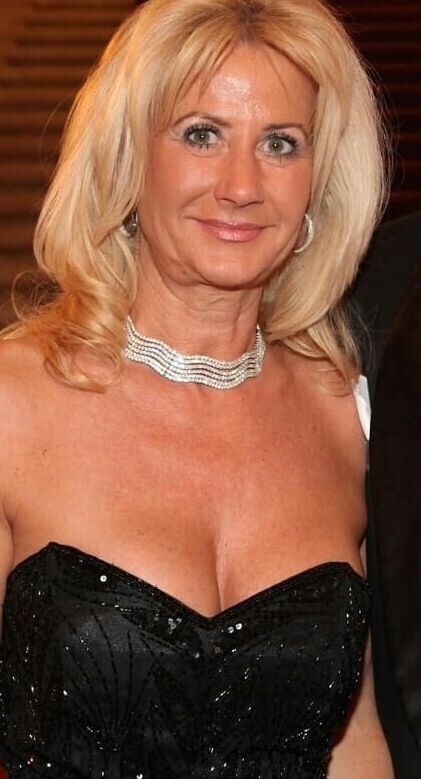 Mature ladies braless cleavage pokies