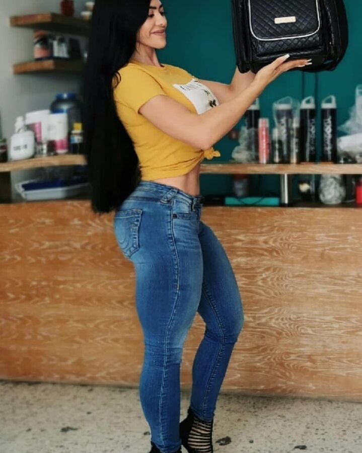 Vollbusige, fitte Latina