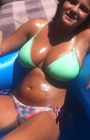 Voyeur - Hot moms at the beach