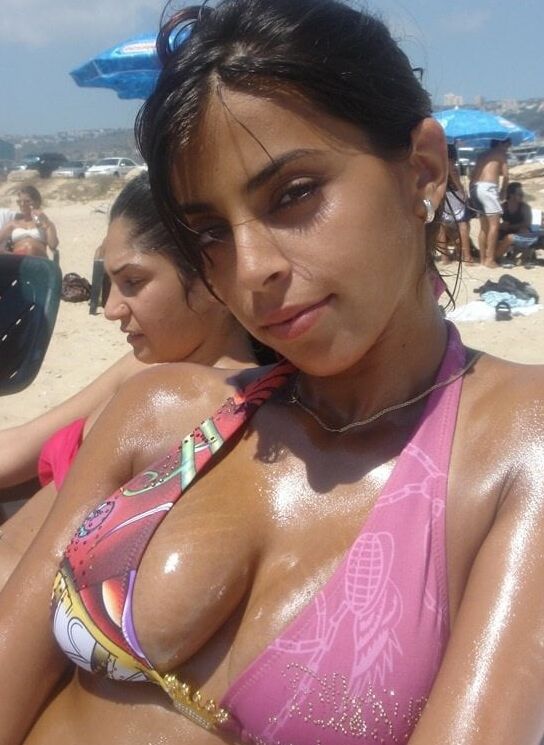 Voyeur - Hot moms at the beach