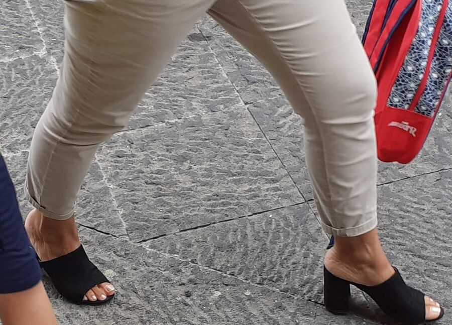 Piedi "catturati" per la strada
