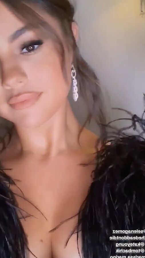 Sexy Selena