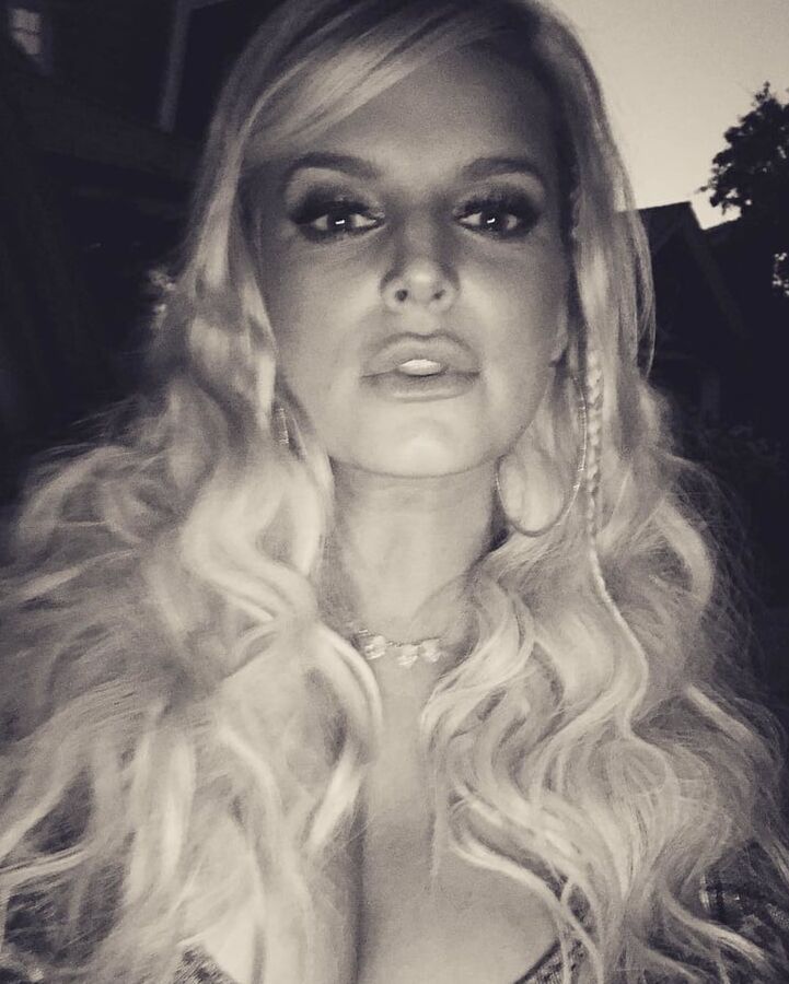 Celeb wanking slut Jessica Simpson...such a spermtarget