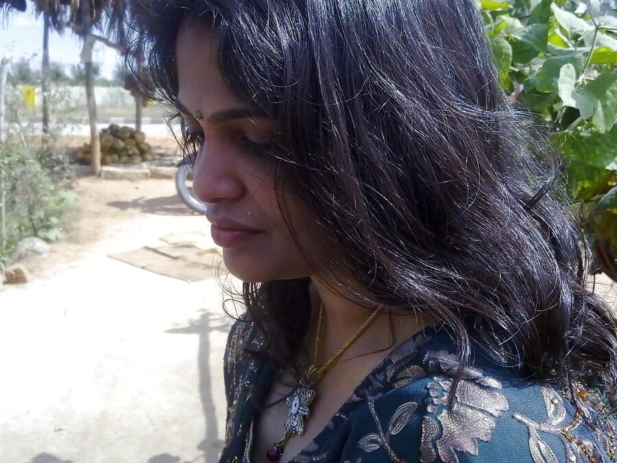 Voluptous Indian Desi Wife big Boobs