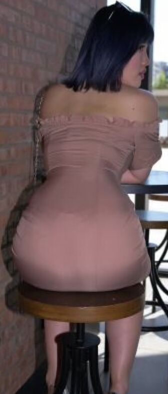 More Nice bums in skirts some Vpl