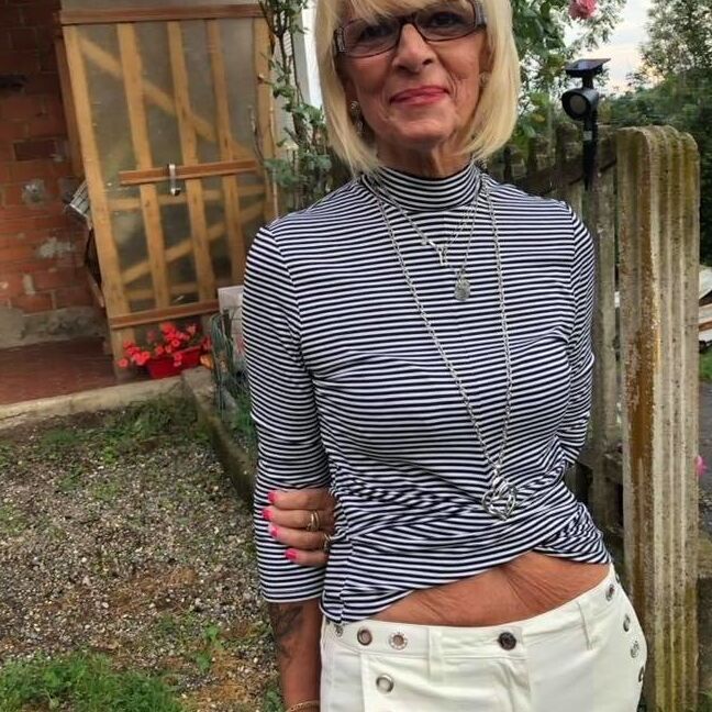 Reife Damen gekleidet, aber sexy