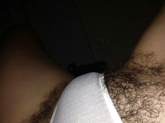 Belle brune sexy Hairy pussy