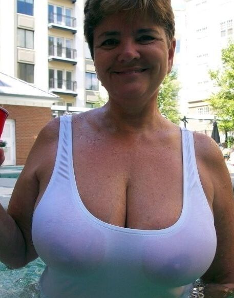 Reife Damen gekleidet, aber sexy