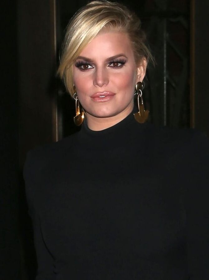 Celeb wanking slut Jessica Simpson...such a spermtarget