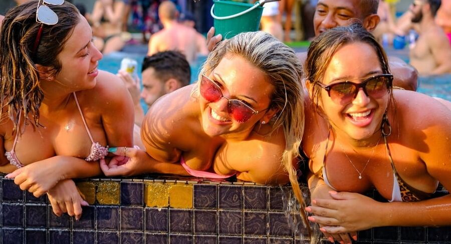 Pool party ()