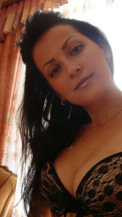 BUTTERFLY BRUNETTE