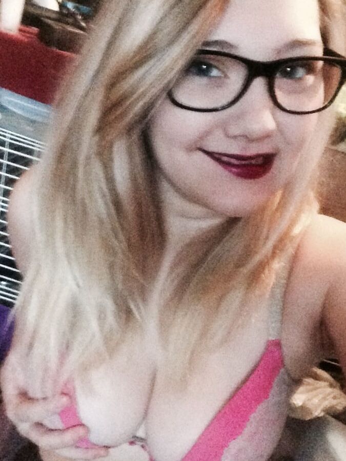 Smiley blondie