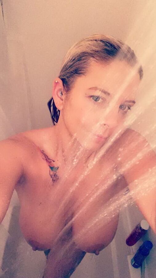 Blond Girl and her selfies