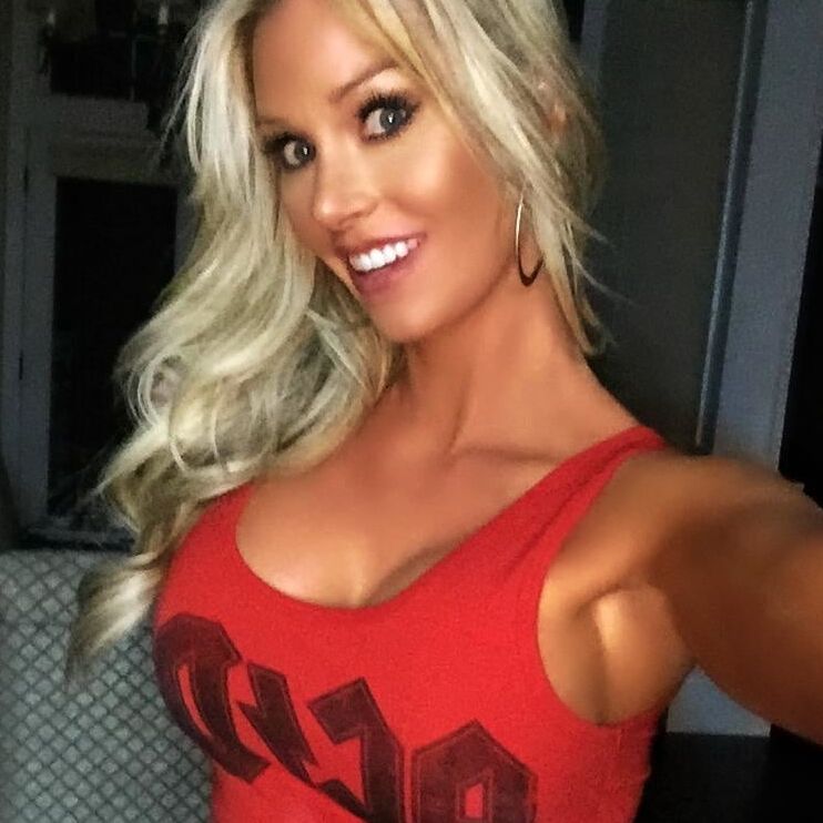 Sexy Elle Johnson