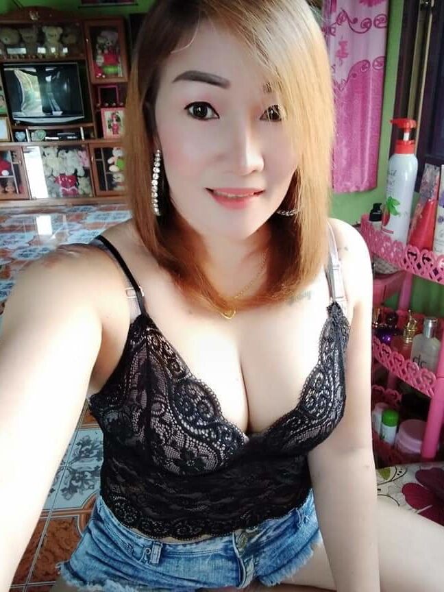 Menghisap susu ibu yang besar