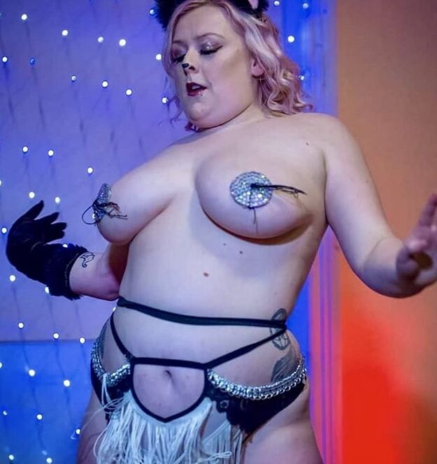 Busty Blonde: Amy