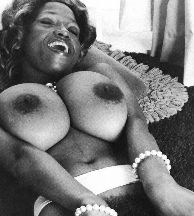 Les gros seins de Sylvia McFarland (Sylvia McFarland titties