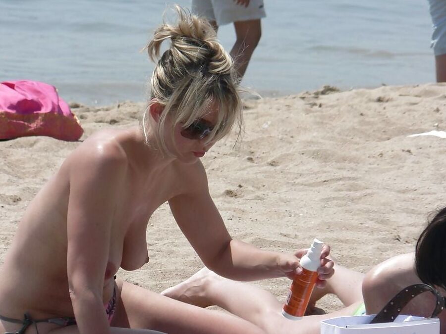 Blond Milf Changing on the Beach for Topless Lovers