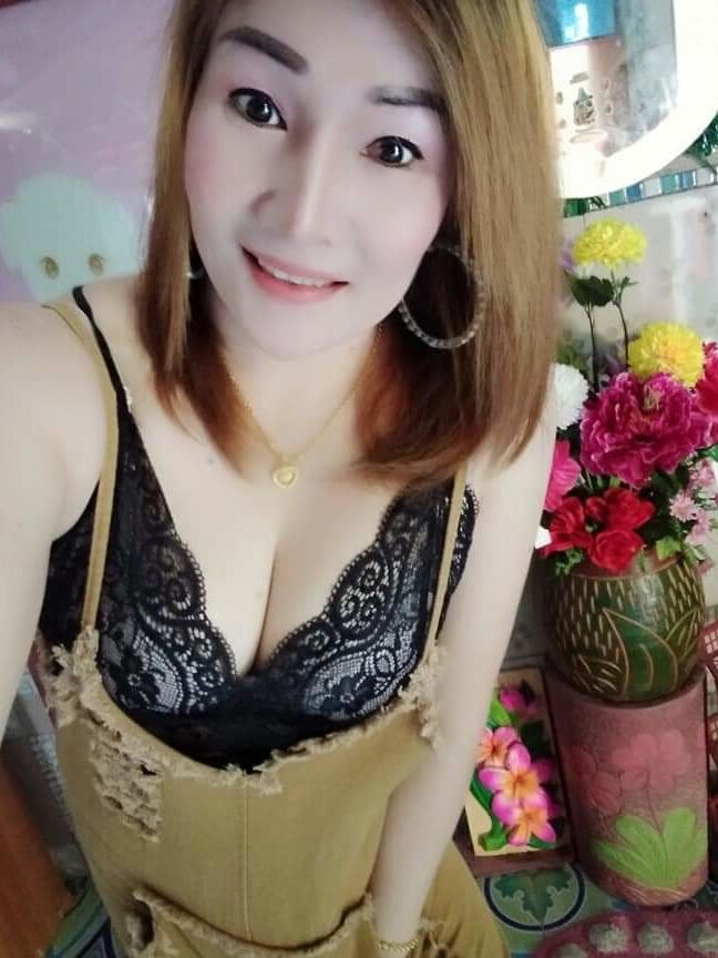 Menghisap susu ibu yang besar