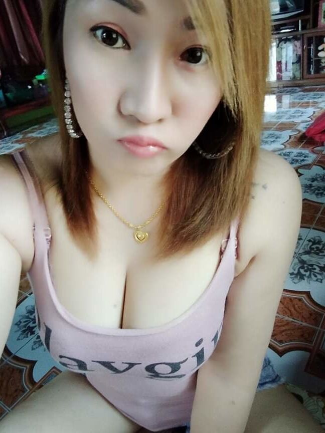 Menghisap susu ibu yang besar