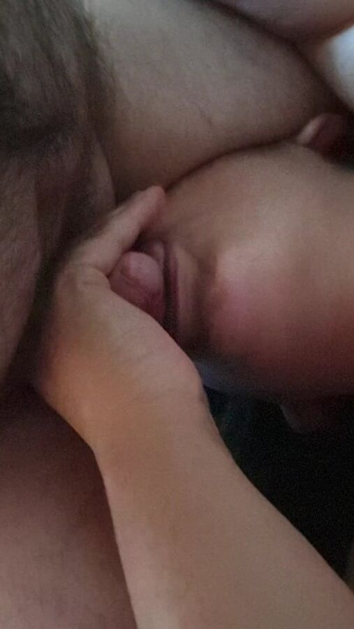 Ma femme me leche les la bite , les couilles et l anus