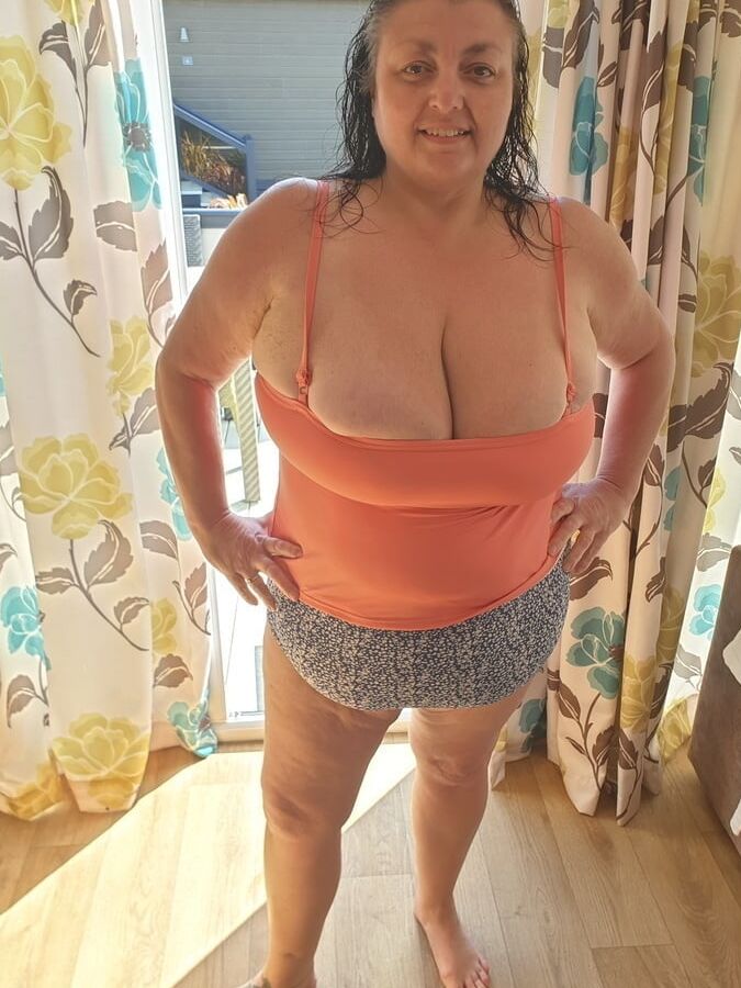 Older and hot (Braless)