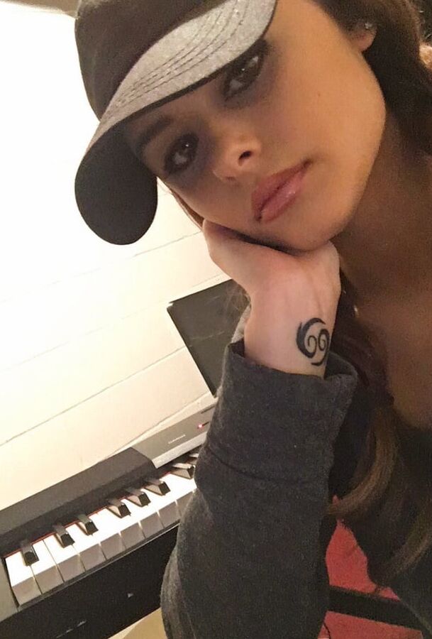 Jacquie Lee&;s Sexy Boobage