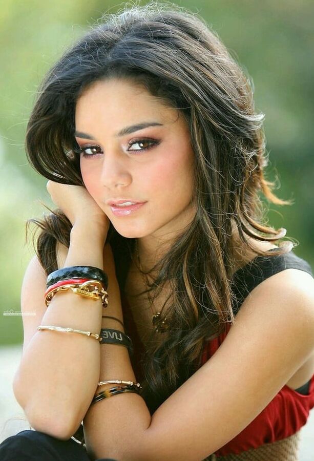 Vanessa Hudgens hot
