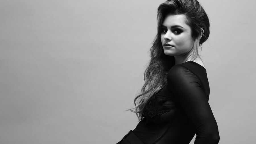Jacquie Lee&;s Sexy Boobage