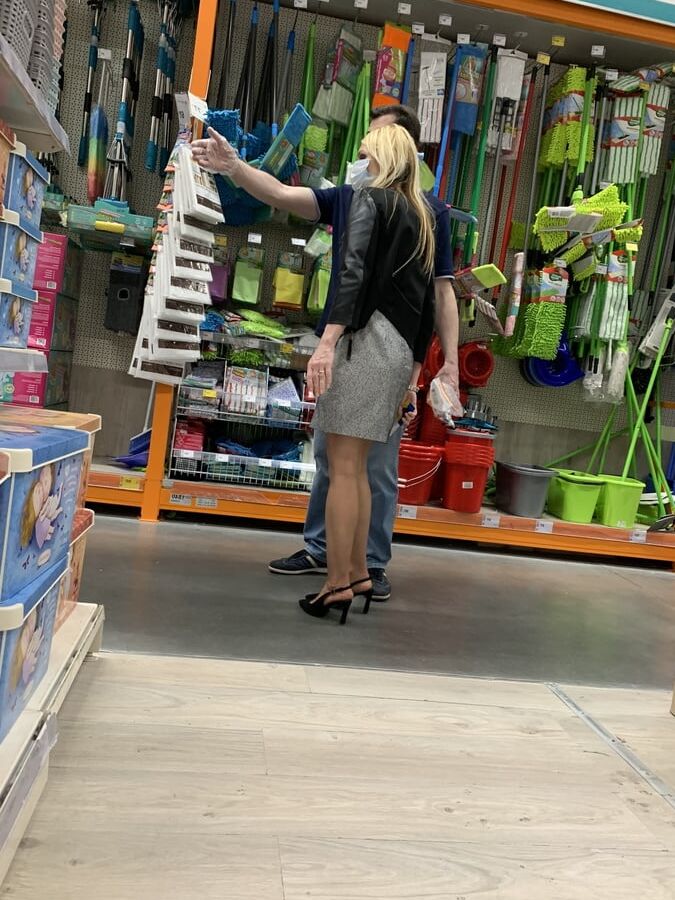 Upskirt business lady. Milf mature upskirt.