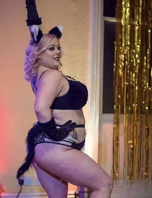 Busty Blonde: Amy